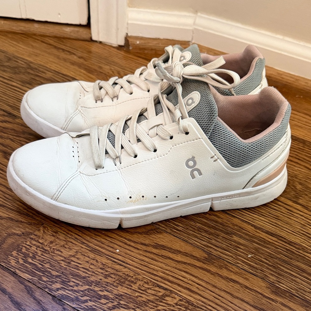 On Roger Women's Tennis Shoes - White and Gray